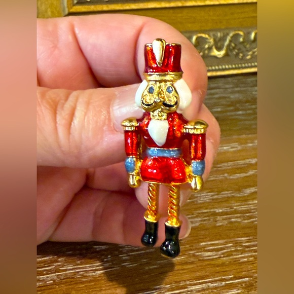 Vintage Avon Gold Plated Red Enamel Articulated Nutcracker Christmas Brooch Pin - Picture 4 of 9
